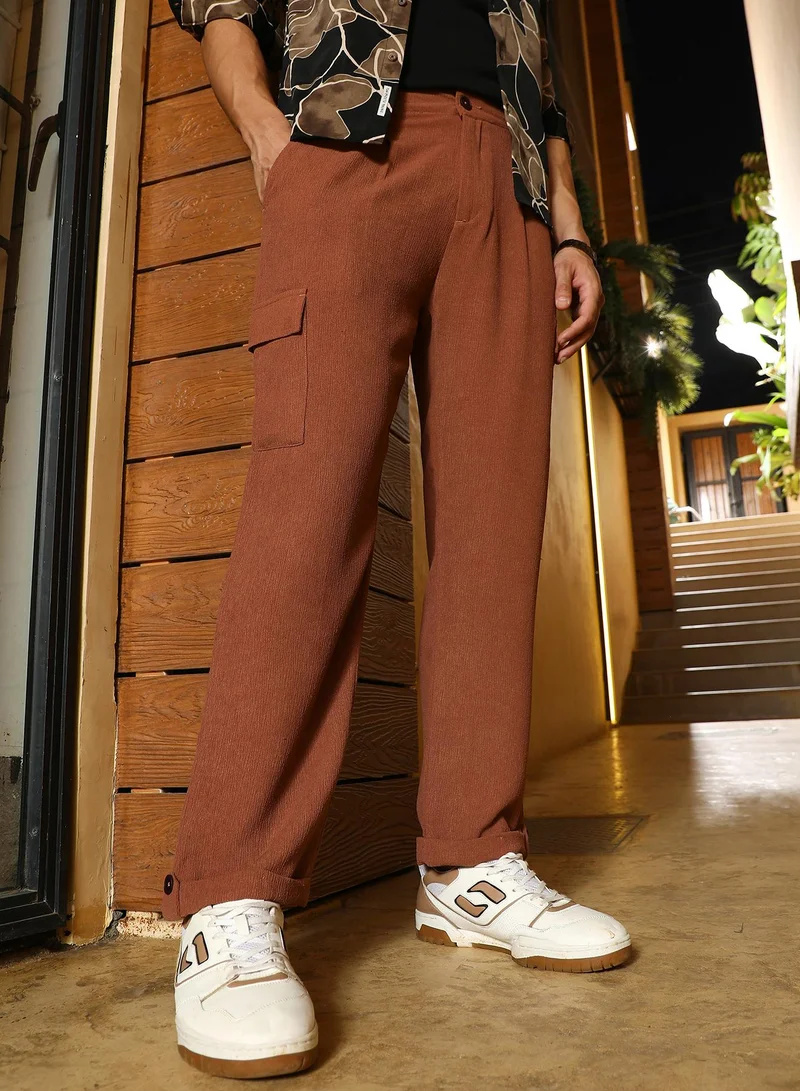 كامبوس سوترا بنطلون كارجو رجالي مطوي بنسيج مميز بخصر مطاطي جانبي وفتحة سفلية مستقيمة بأزرار، لون بني تيدي، قماش منسوج للملابس الكاجوال وملابس الشارع