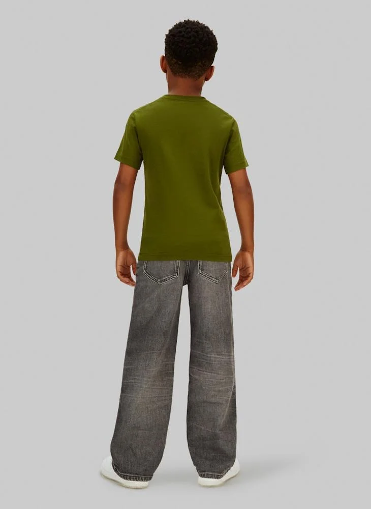 كالفن كلاين جينز تي شيرت بياقة دائرية وشعار الشباب