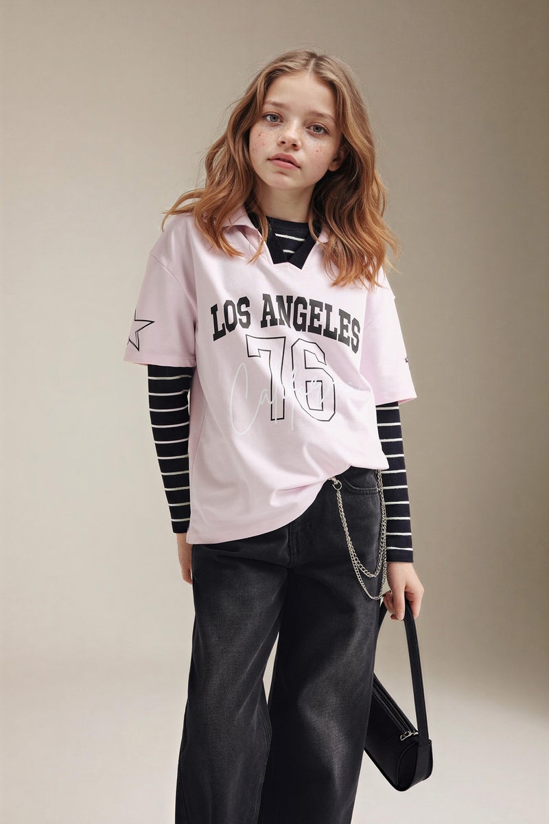 ديفاكتو تيشيرت بولو نص كم بطبعة شعار اوفر سايز - Image 1