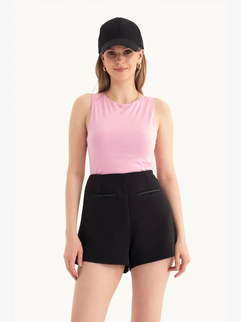 هيكاب بلوزة قصيرة بياقة هالتر وفتحات جانبية