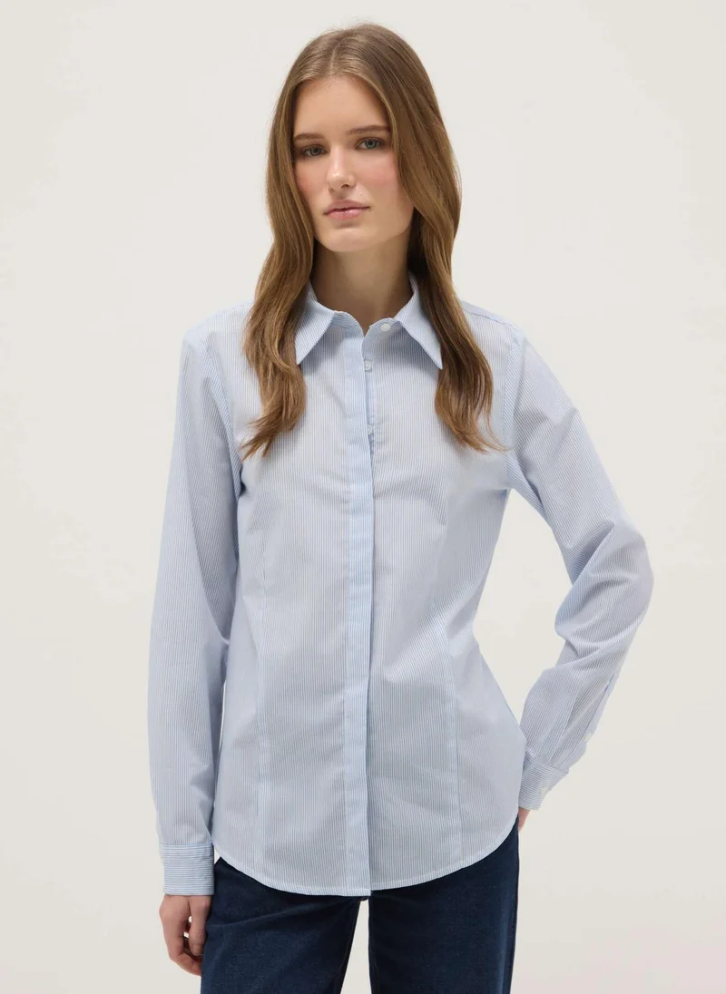 او في اس قميص قطني بقصة ضيقة مخطط بألوان متعددة وياقة كلاسيكية من