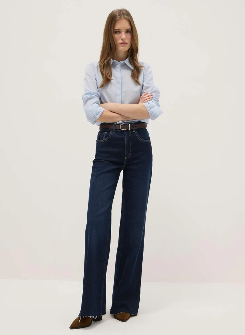 او في اس قميص قطني بقصة ضيقة مخطط بألوان متعددة وياقة كلاسيكية من