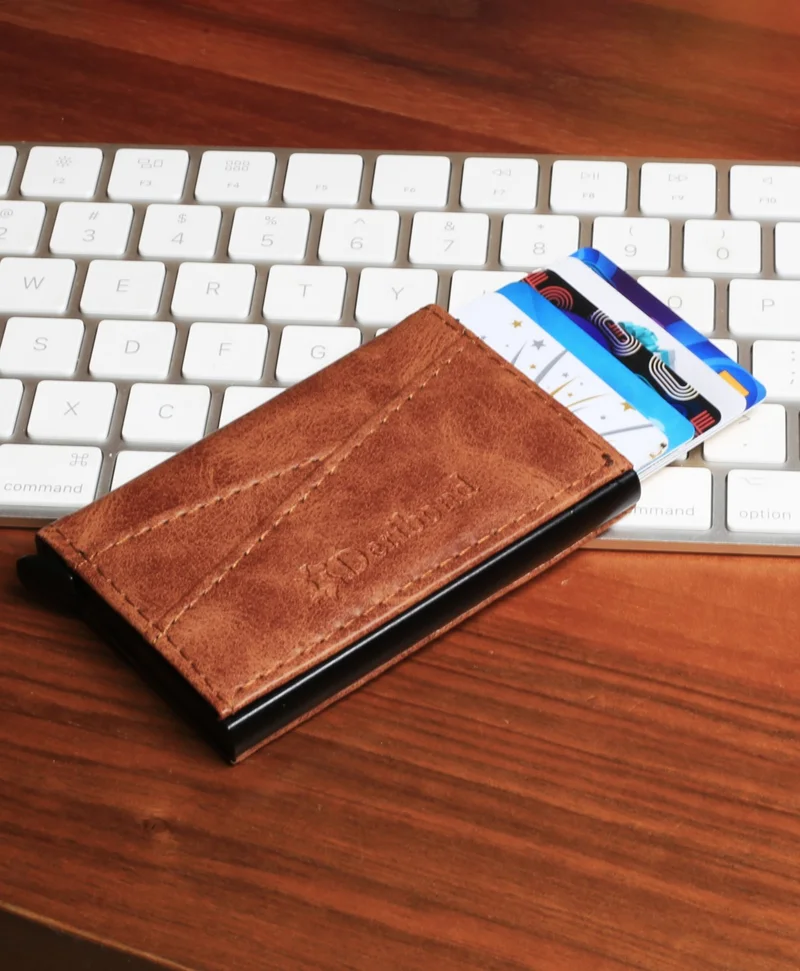 ديريبوند Crazy Leather Men's Card Holder with Mechanism