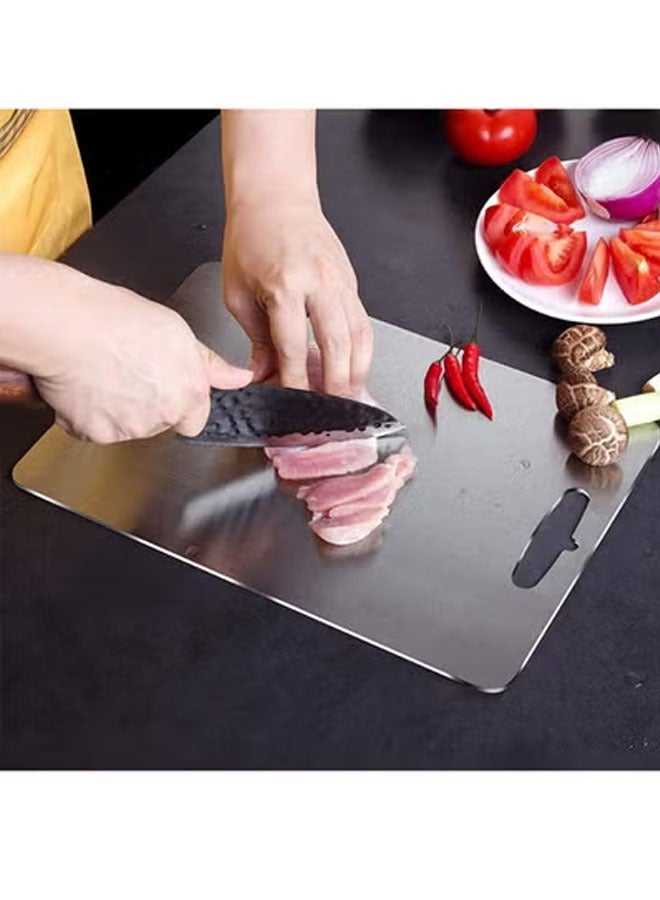 كيلا لوح تقطيع من الفولاذ المقاوم للصدأ 304 للمطبخ واللحوم والفواكه والمعجنات والبيتزا والجبن والخضروات، لوح تقطيع معدني، لوح تقطيع اللحوم مزدوج الجوانب مضاد للانزلاق، لوح العجين (39 * 28 سم) (30 × 20 × 0.1 سم)، لوحان فضيان - Image 4