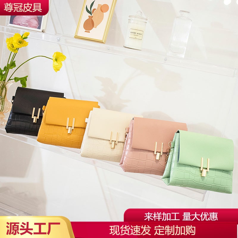 Trend Crocodile Pattern Shoulder Slung Chain Buckle Women'S Bag 2022 Solid Color Leisure Messenger Bag A Generation Of Hair - Image 2