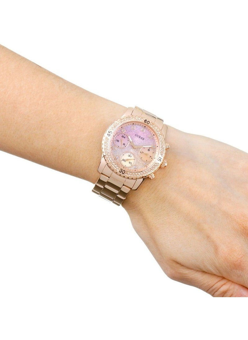 GUESS ساعة يد أنالوج مقاومة للماء من الفولاذ المقاوم للصدأ للنساء W0774L3 - 38 مم - ذهب وردي  - Image 5