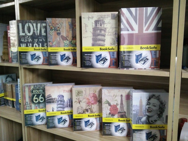 كلاراكو صندوق كتاب بقفل، محاكاة كبيرة الحجم سرية مخفية تحويل كتاب آمن مع قفل مفتاح المال النقدية صندوق المجوهرات مجموعة عيد الميلاد للأطفال (النمط 2) - Image 2