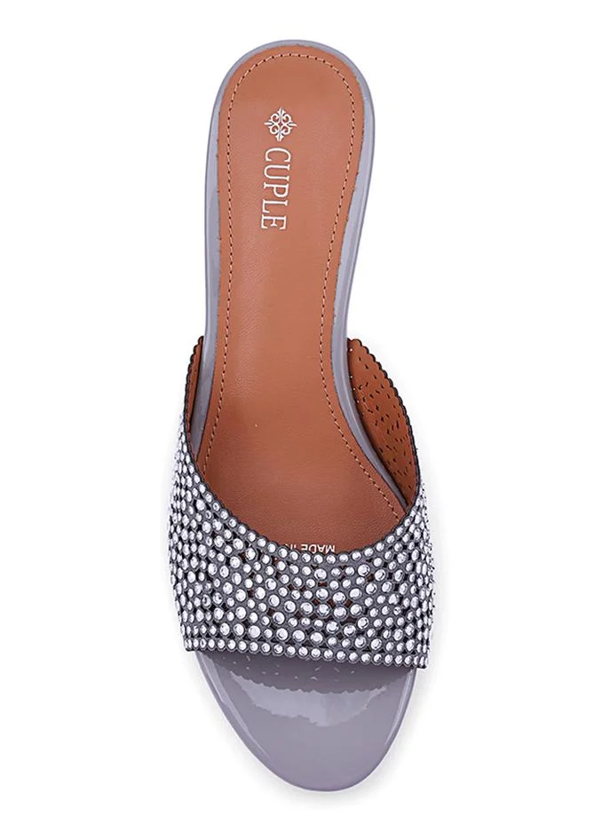 Cuple Elegant heel slippers designed for a chic look.
