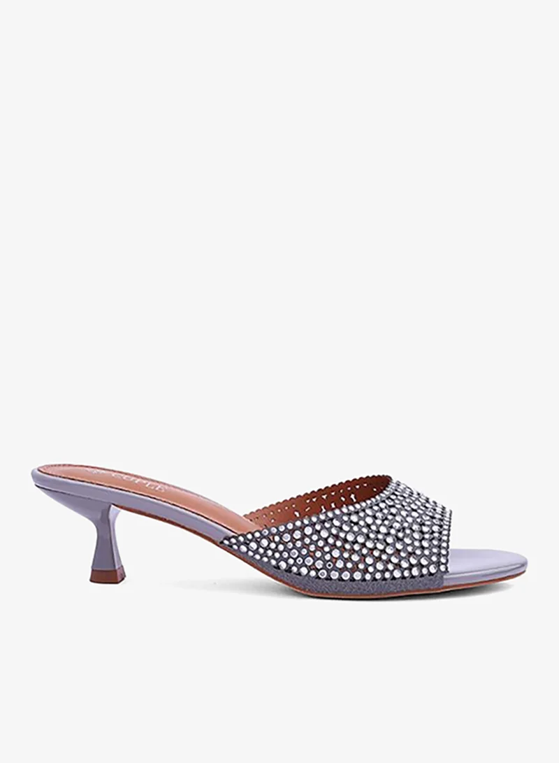 Cuple Elegant heel slippers designed for a chic look.