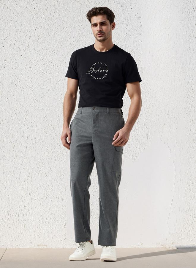 ايكونيك تيشيرت رجالي عصري بقصة ضيقة وياقة دائرية وأكمام قصيرة وطبعة - Image 2