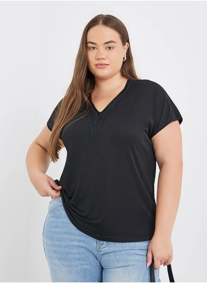 Styli Styli Plus Black T-Shirt with Lace Detail