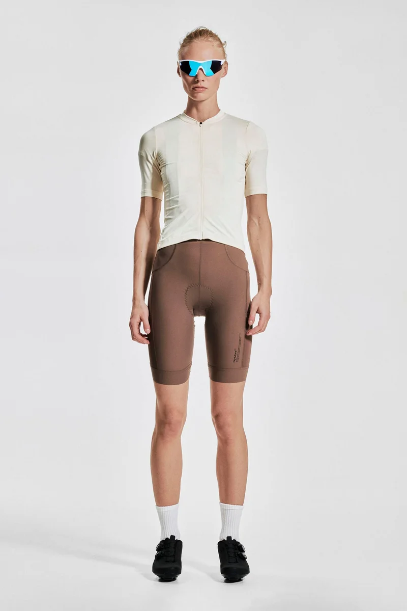 اتش اند ام شورت ضيق بطول متوسط من نسيج دراي موف