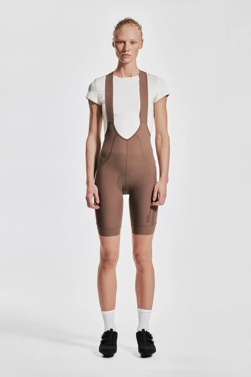 اتش اند ام شورت ضيق بطول متوسط من نسيج دراي موف