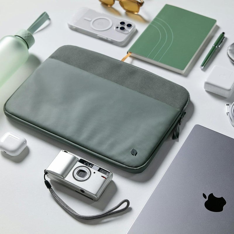 إنكيس غلاف A.R.C. من إينكيس مع بوليستر معاد تدويره ReSpun - لحواسيب MacBook/الكمبيوتر المحمول مقاس 15 بوصة و16 بوصة ولأجهزة iPad/اللوحية - ببطانة فراء صناعي مبطنة، وجيب خارجي بسحاب - بلون Smoked Ivy - Image 5
