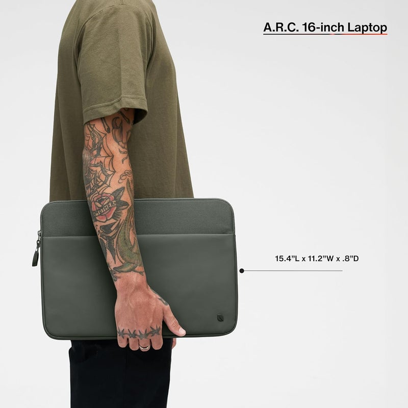 إنكيس غلاف A.R.C. من إينكيس مع بوليستر معاد تدويره ReSpun - لحواسيب MacBook/الكمبيوتر المحمول مقاس 15 بوصة و16 بوصة ولأجهزة iPad/اللوحية - ببطانة فراء صناعي مبطنة، وجيب خارجي بسحاب - بلون Smoked Ivy - Image 4