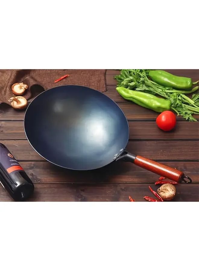 قطعة واحدة من مقلاة ووك كبيرة مقاس 13 × 39 بوصة من الحديد الزهر الثقيل بمقبض خشبي وسطح غير لاصق، توزيع متساوي للحرارة، متوافقة مع مواقد الغاز والتحريض، بمقبض قوي وخطاف تعليق للتخزين السهل، مثالية للقلي السريع والتحمير والقلي العميق والقلي الخفيف، ذات جوانب مستديرة ناعمة للاحتفاظ المتساوي بالحرارة، مقاومة للخدش وهيكل خارجي أسود أنيق، أدوات طهي متينة للاستخدام المنزلي والمطابخ المهنية، يُغسل يدويًا فقط. - Image 3