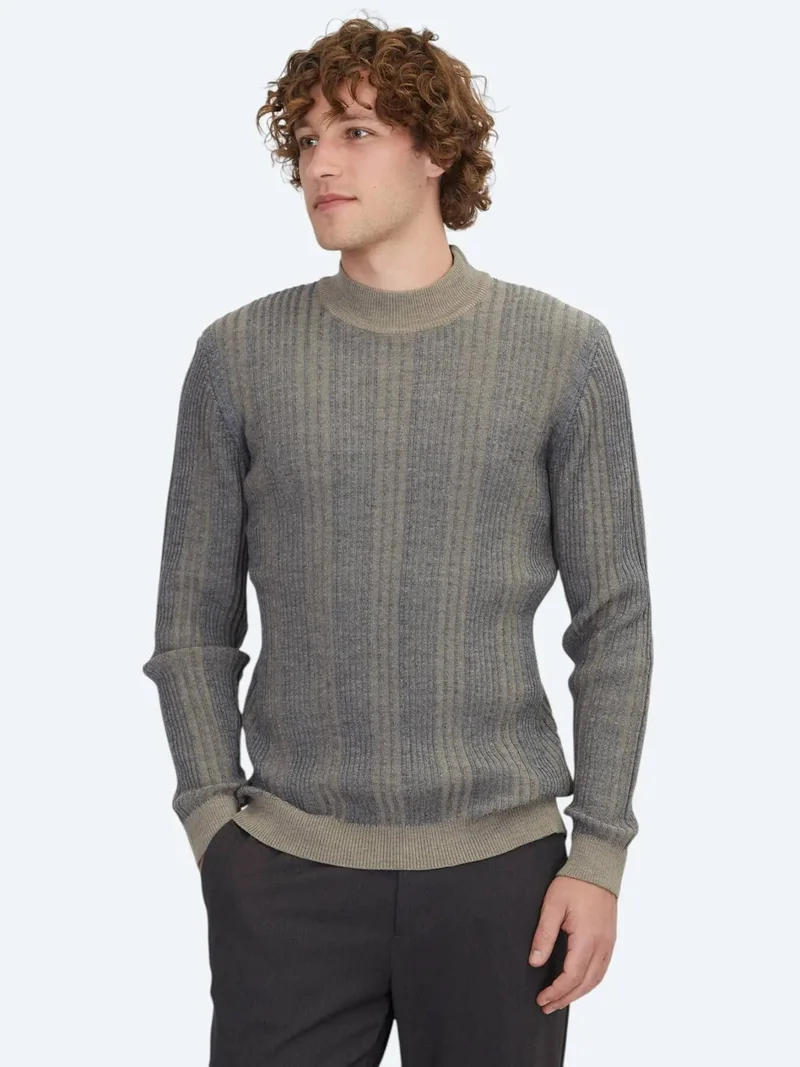 كيب سويت شيرت من الصوف المحبوك بفرو المنك