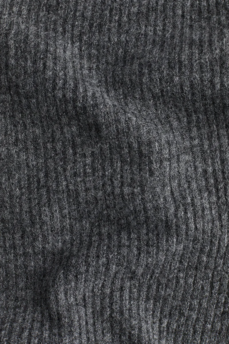 اتش اند ام فستان بدون أكتاف من نسيج مرن ومحبوك من تشكيلة ماما