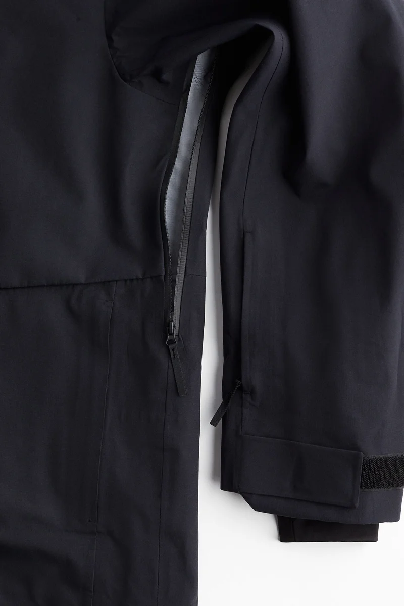 اتش اند ام جاكيت تزلُج بثلاث طبقات وقصّة فضفاضة من نسيج ستورم موف