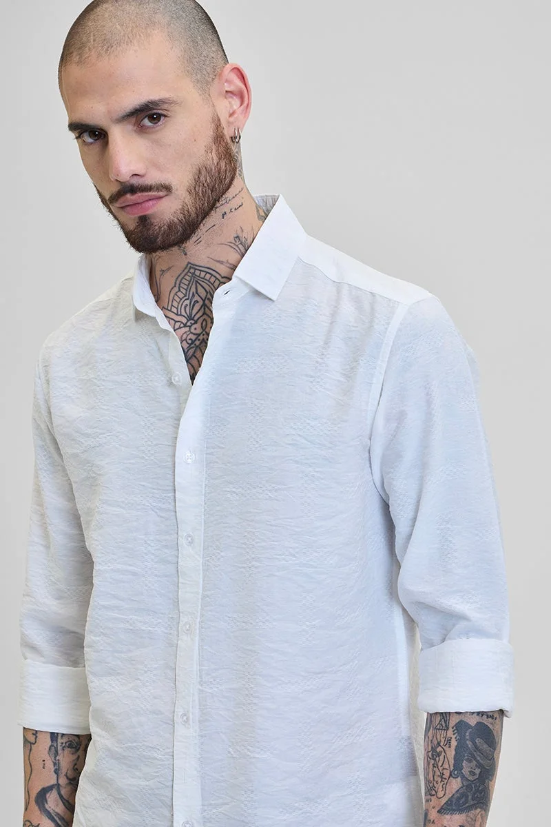 سنيتش قميص أبيض بقصة ضيقة ونقوش