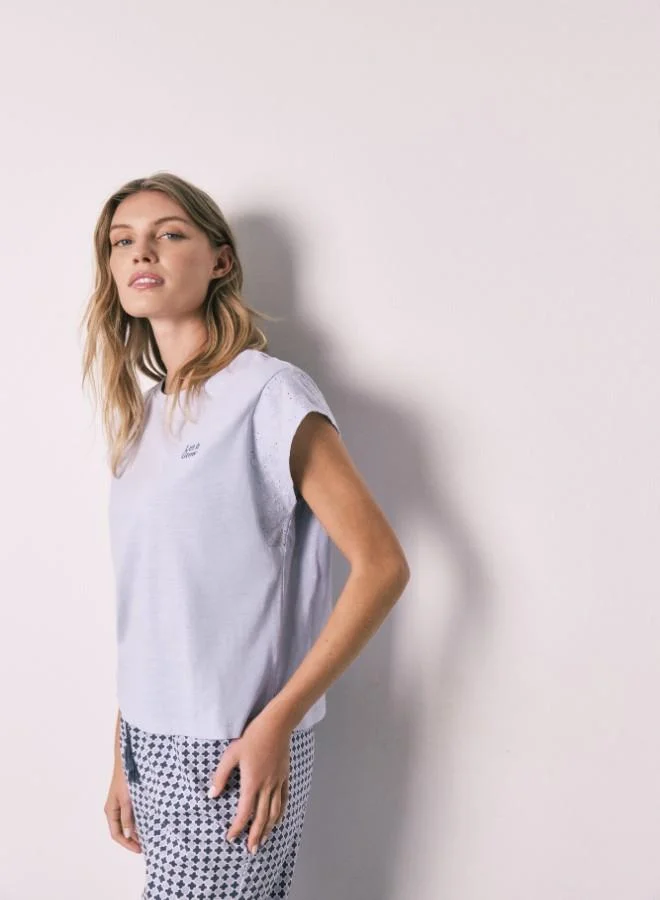 ومن سيكريت بيجاما طويلة بأكمام قصيرة بطبعة قطن باللون البنفسجي