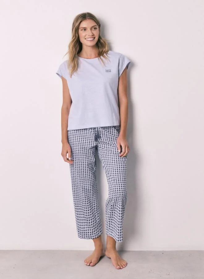 ومن سيكريت بيجاما طويلة بأكمام قصيرة بطبعة قطن باللون البنفسجي