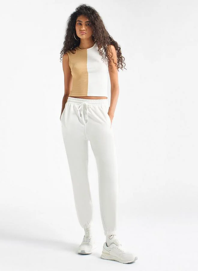 سبلاش فيڤ بلوزة بدون أكمام مضلعة بياقة مستديرة وتفاصيل مفرغة