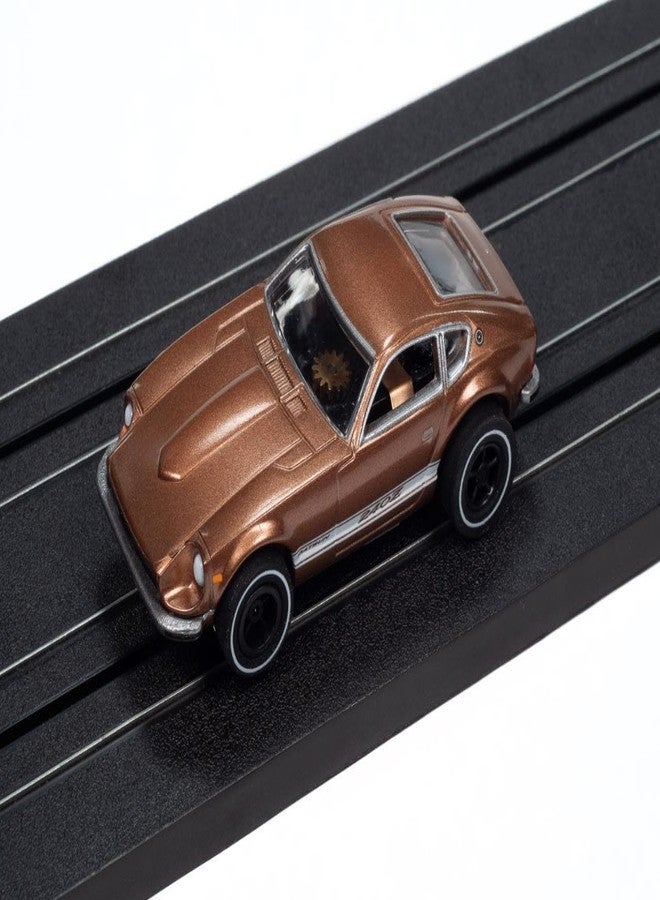 AW AUTO WORLD سيارة سباق مصغرة بمقياس HO من سلسلة Auto World Xtraction، طراز SC412-3B، داتسون 240z موديل 1973 (بني). - Image 2