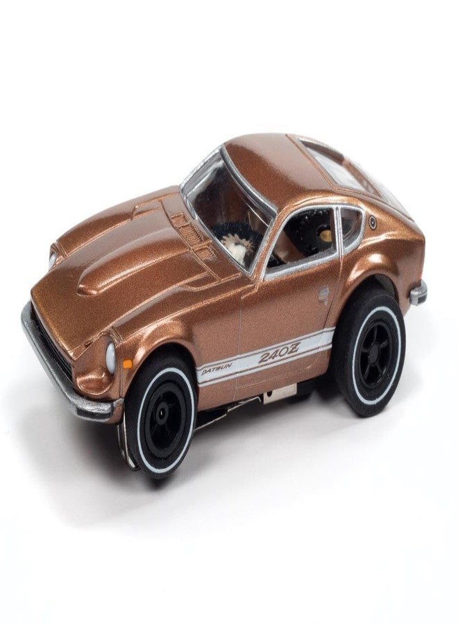 AW AUTO WORLD سيارة سباق مصغرة بمقياس HO من سلسلة Auto World Xtraction، طراز SC412-3B، داتسون 240z موديل 1973 (بني). - Image 1