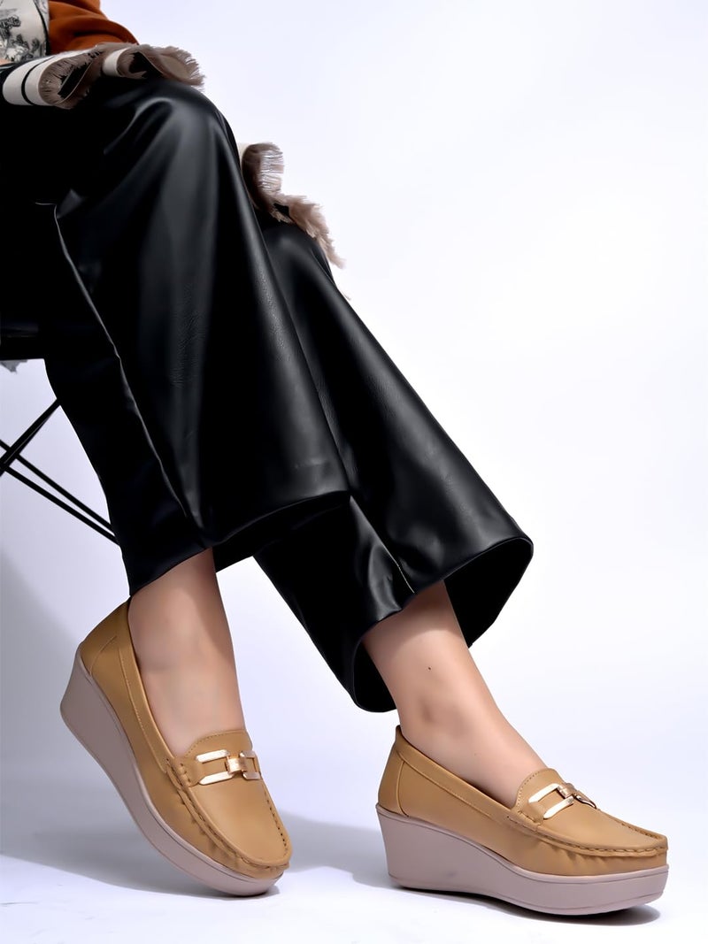 Shoetopia أحذية شوتوباي النسائية ذات الكعب العريض – مريحة وسهلة الارتداء مع نعل مبطن وتفاصيل معدنية ذهبية، أحذية رياضية عصرية للارتداء اليومي والسفر - Image 4