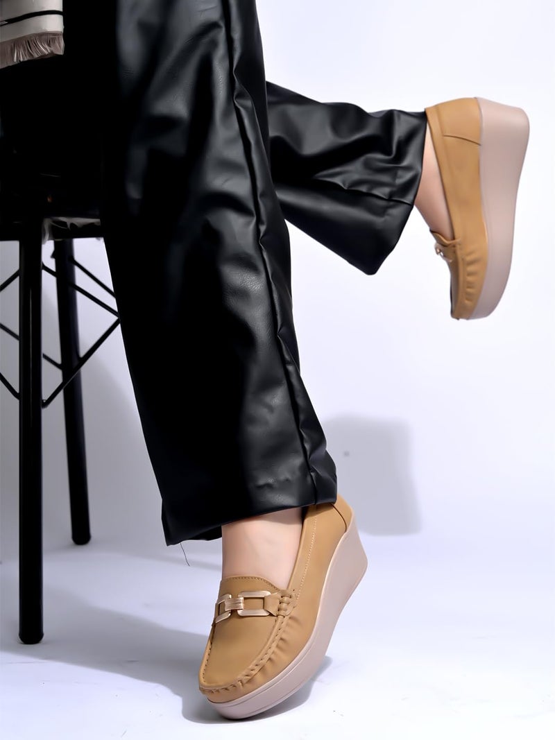 Shoetopia أحذية شوتوباي النسائية ذات الكعب العريض – مريحة وسهلة الارتداء مع نعل مبطن وتفاصيل معدنية ذهبية، أحذية رياضية عصرية للارتداء اليومي والسفر - Image 3