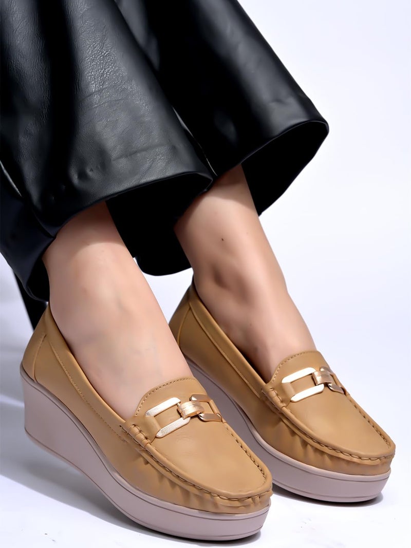 Shoetopia أحذية شوتوباي النسائية ذات الكعب العريض – مريحة وسهلة الارتداء مع نعل مبطن وتفاصيل معدنية ذهبية، أحذية رياضية عصرية للارتداء اليومي والسفر - Image 1