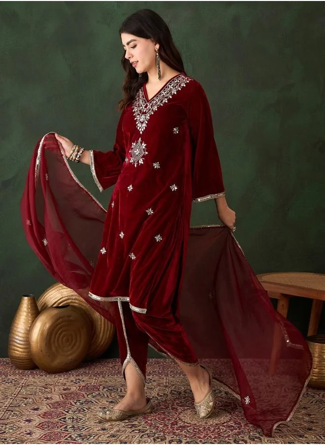آي شين Festive Women Maroon Velvet Kurta Set with Embroidered pattern Tunic and Palazzo features a Round neckline and Three-Fourth Sleeve secured with Elastic closure and styled in Straight Fit ideal for Festive moments — crafted to elevate your special moments.
