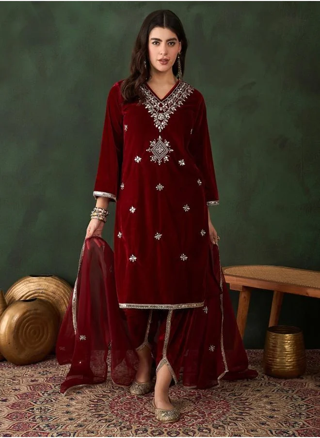 آي شين Festive Women Maroon Velvet Kurta Set with Embroidered pattern Tunic and Palazzo features a Round neckline and Three-Fourth Sleeve secured with Elastic closure and styled in Straight Fit ideal for Festive moments — crafted to elevate your special moments.