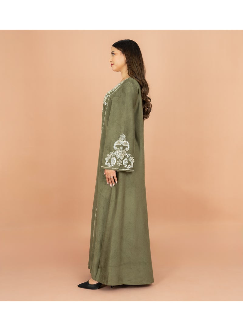 اكسا جلابية بأكمام واسعة من القماش اللامع وتطريز فضي - Image 3