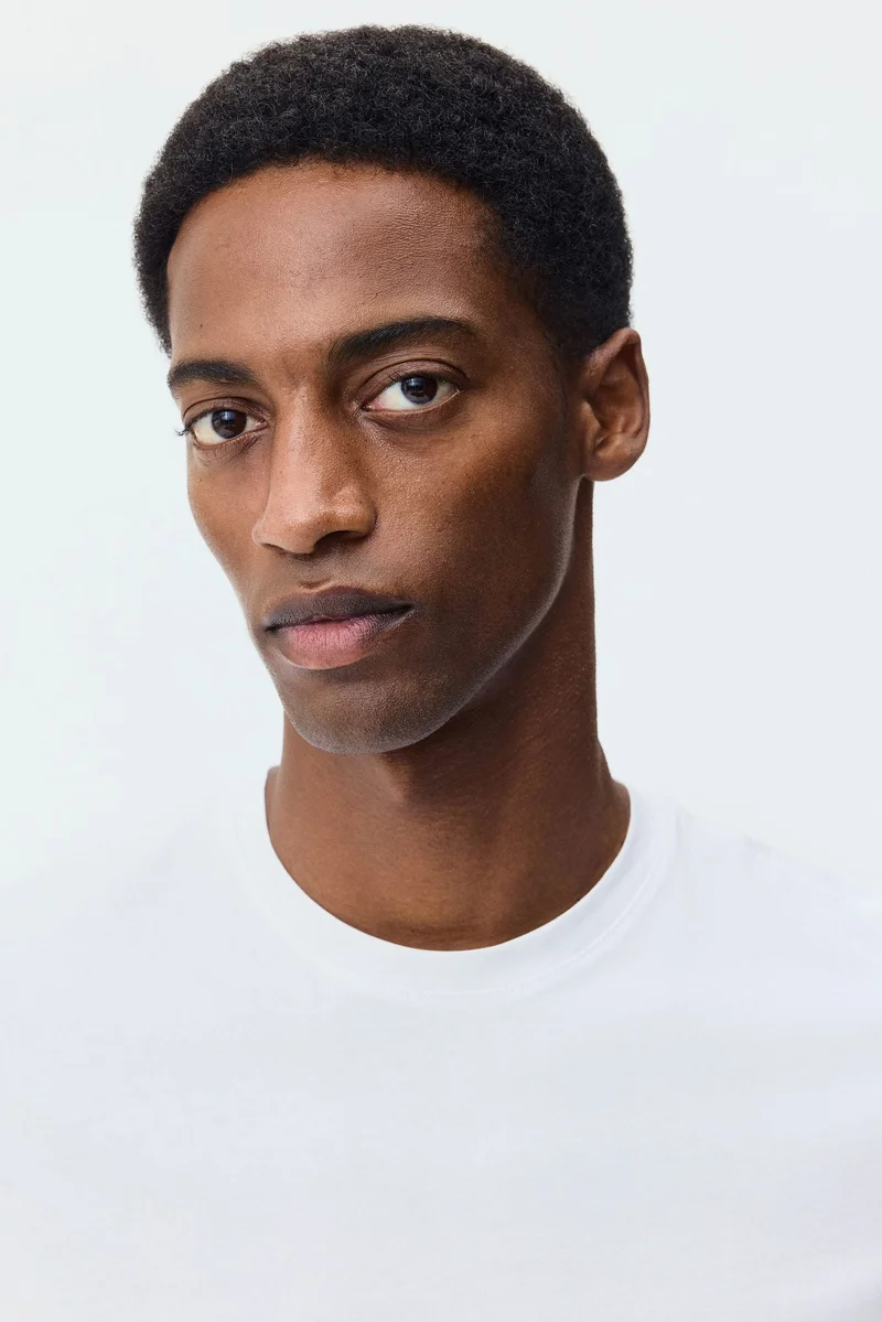 اتش اند ام تي-شيرت بقصّة سلِم من قطن بيما