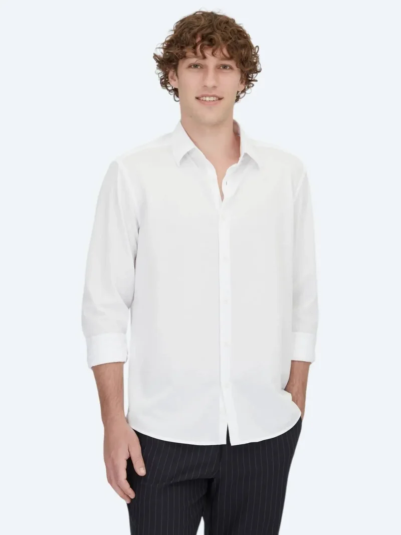 كيب قميص قطني محبوك مخطط باللون الأبيض، بقصة عادية، مناسب للإطلالات الكاجوال.