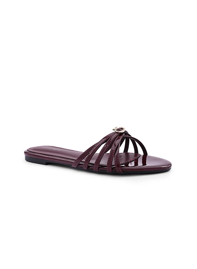 أيقون Comfortable flat sandal with soft upper and flexible sole.