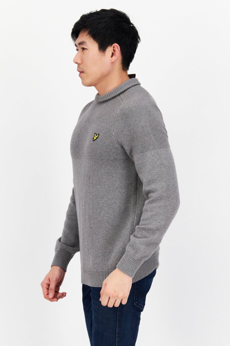 Lyle & Scott سويت شيرت رجالي بأكمام طويلة وياقة مزيفة مع شعار مطرز، رمادي متوسط - Image 2