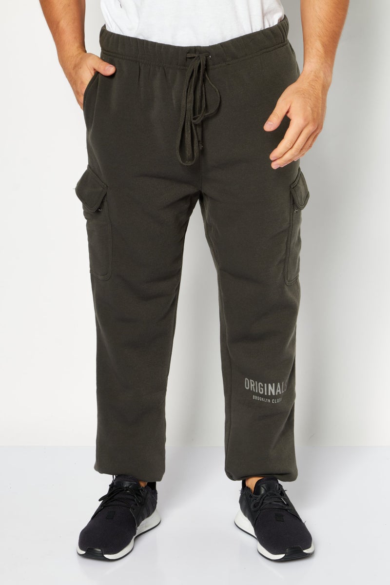 Originals by Brooklyn Cloth سروال رياضي للرجال بقصة عادية مع حبل سحب وطباعة جرافيك، أخضر - Image 1