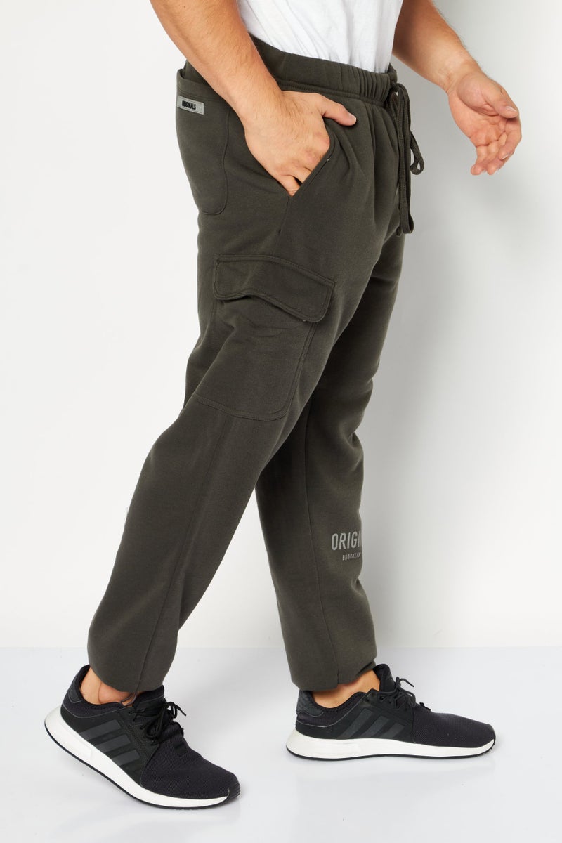 Originals by Brooklyn Cloth سروال رياضي للرجال بقصة عادية مع حبل سحب وطباعة جرافيك، أخضر - Image 4