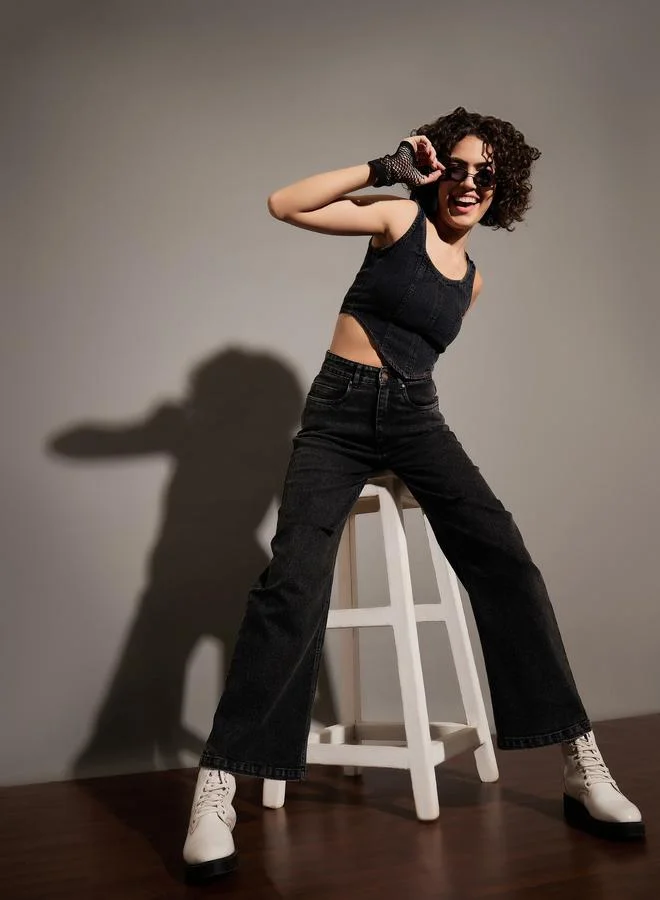 ساسافراس جينز بخصر عالي وغسيل خفيف بقصة مستقيمة وشق عند الركبة