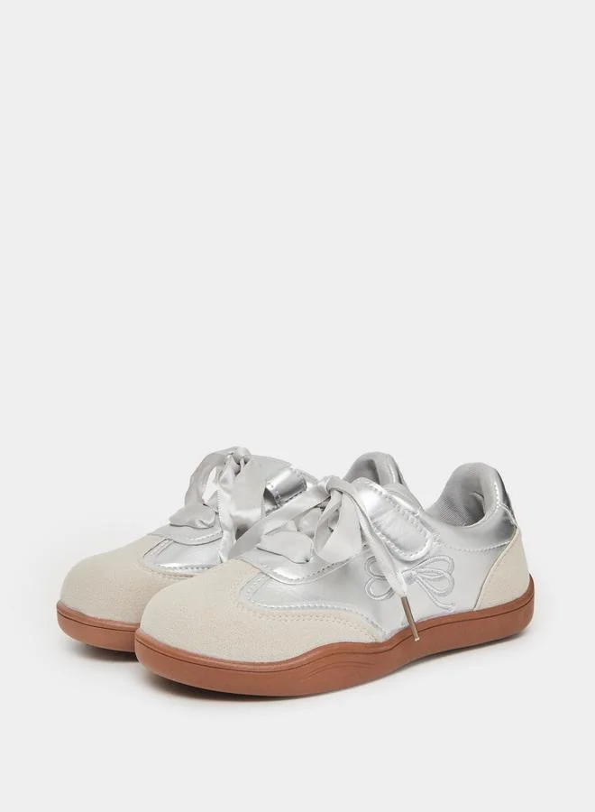 ستايلي حذاء رياضي بأربطة وتفاصيل فيونكة للبنات