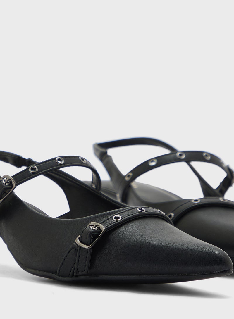 ايلا حذاء بكعب منخفض بحمالات مزدوجة وفتحات مزخرفة - Image 4