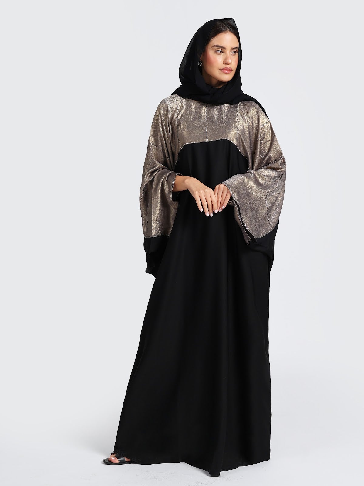 عباية كيمونو بلون ذهبي معدني وأسود متناقض