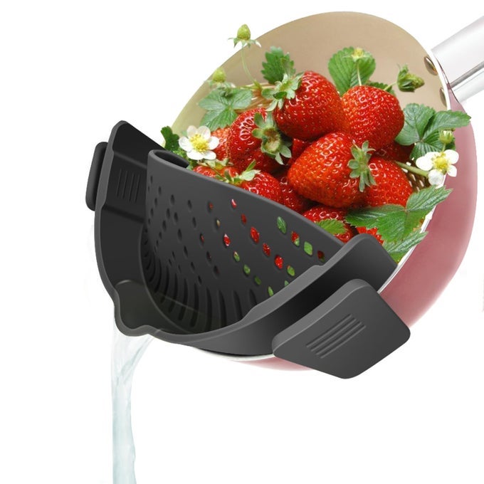 CLIP ON STRAINER FOR POTS PAN PASTA SILICONE FOOD STRAINER HANDSFREE PAN STRAINER CLIPON KITCHEN FOOD STRAINER FOR SPAGHETTI PASTA GROUND BEEF FITS ALL BOWLS AND POTS BLACK