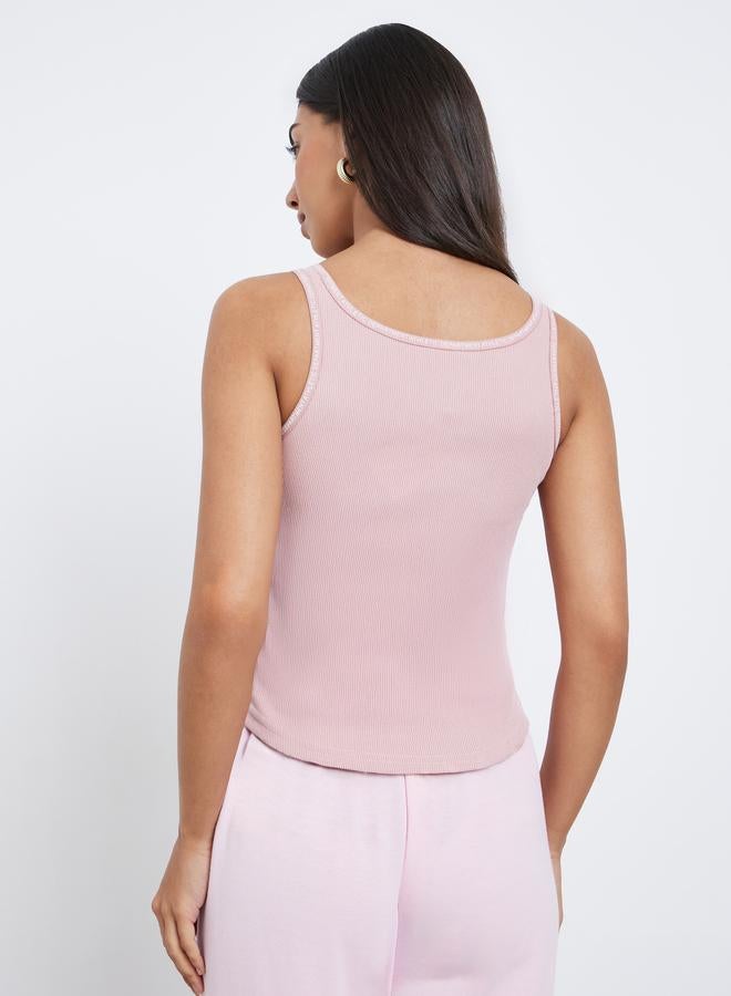 ستايلي بلوزة بلا أكمام بتفاصيل مضلعة - Image 5