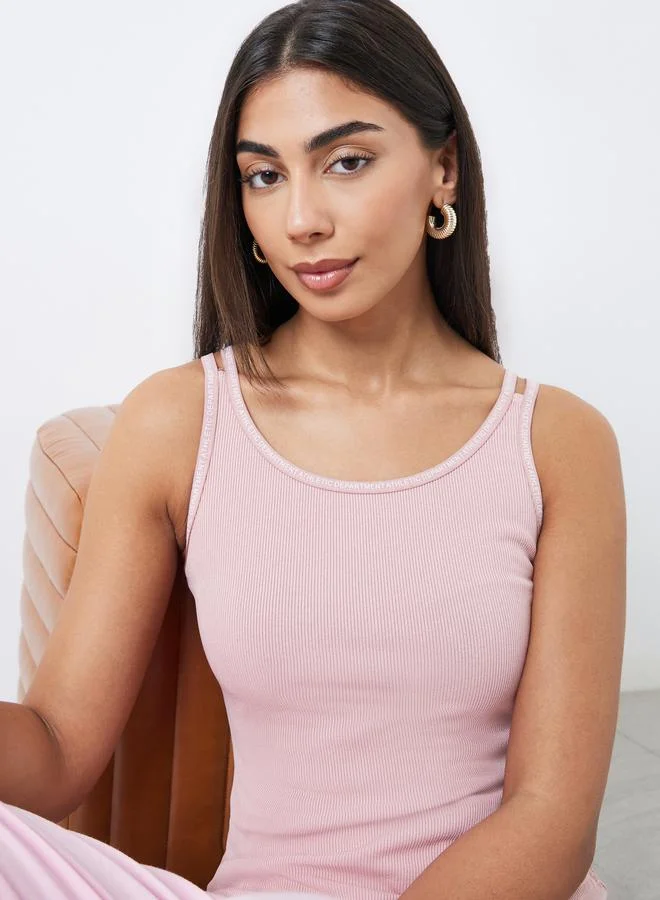 ستايلي بلوزة بلا أكمام بتفاصيل مضلعة