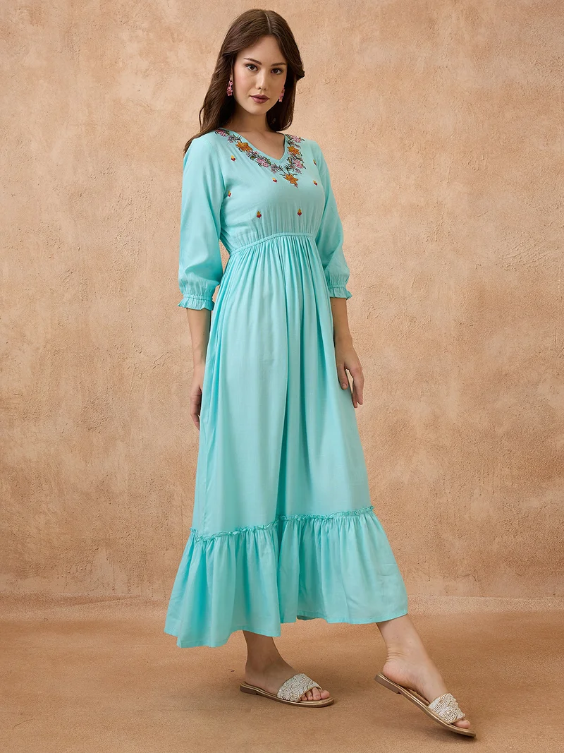 جلو باص فستان ماكسي نسائي بياقة  وتطريز زهري بخصر ضيق وتنورة واسعة متعددة الطبقات