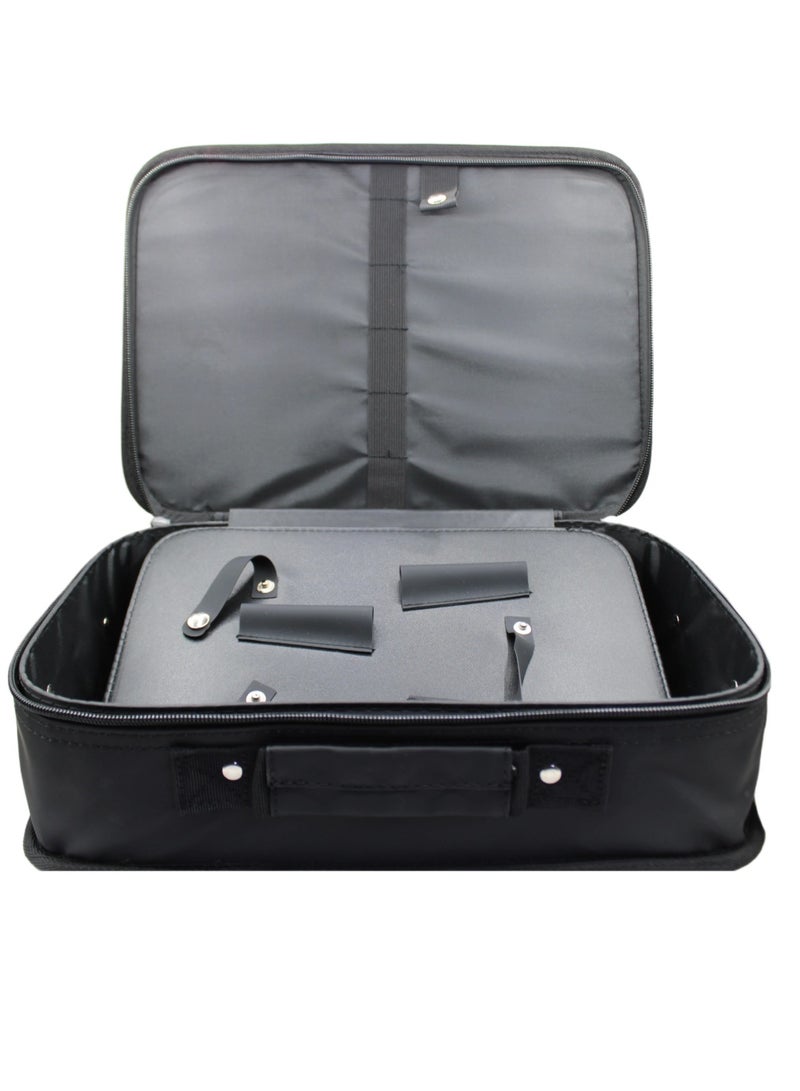 حقيبة أدوات الحلاقة، حقيبة واسعة ومتينة مصممة لتخزين وتنظيم جميع أدوات العناية الشخصية الأساسية. تتميز بحجرات متعددة ومقبض متين.